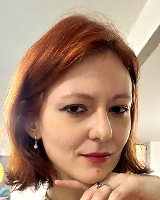 Clarice Rosa Rebelo resting her chin on her hand